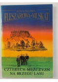 Czterech mężczyzn na brzegu lasu