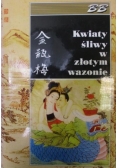 Kwiaty śliwy w złotym wazonie