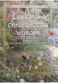 Łaskotani chrabąszcza wąsami