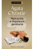 Mężczyzna w brązowym garniturze