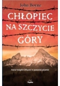 Chłopiec na szczycie góry