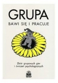 Grupa bawi się i pracuje