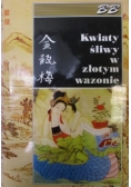 Kwiaty śliwy w złotym wazonie