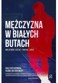 Mężczyzna w białych butach