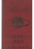 Na srebrnym globie rękopis z księżyca