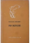 Pod drzwiami
