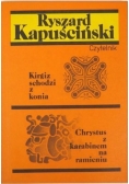 Kirgiz schodzi z konia. Chrystus z karabinem na ramieniu