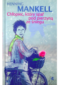 Chłopiec który spał pod pierzyną ze śniegu