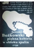 Piękna kobieta w obłoku spalin