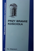 Przy bramie kościoła