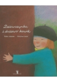 Dziewczynka i drzewo kawek