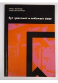 Żyć i pracować w enklawach biedy