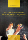 Relacje zawodowe i osiągnięcia osobiste jako czynniki satysfakcji z pracy nauczycieli a ich indywidualne doświadczenia