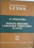 Dzikie drzewa i krzewy owocowe w lesie