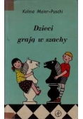 Dzieci grają w szachy
