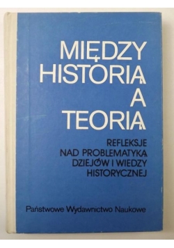 Między historią a teorią