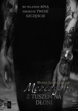 Mężczyzna z tuszem na dłoni